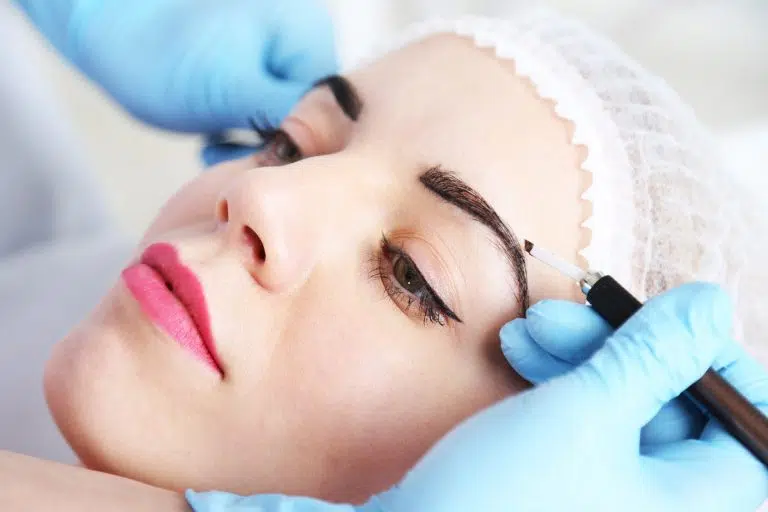 Richiedi un appuntamento per il trucco semipermanente sopracciglia